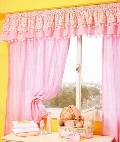 Розовые шторы для небольшого окна в детской