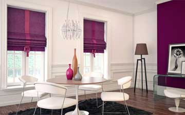Фиолетовая римская штора с вертикальной полосой в интерьере гостиной