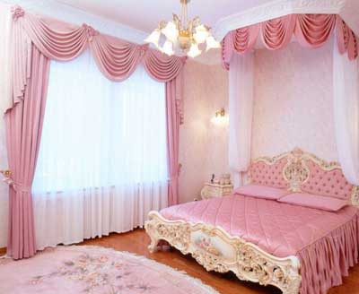 Розовый ламбрекен в оформлении интерьера спальни