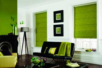 Ярко-зелёная римская штора в гостиной