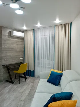 Пример дизайна интерьера с шторами