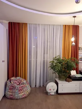 Пример дизайна интерьера с шторами
