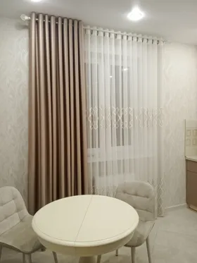 Пример дизайна интерьера с шторами