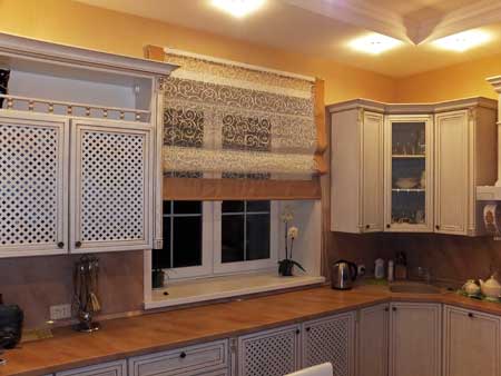 Римская штора - отличное решение для окна над рабочей зоной в кухне.